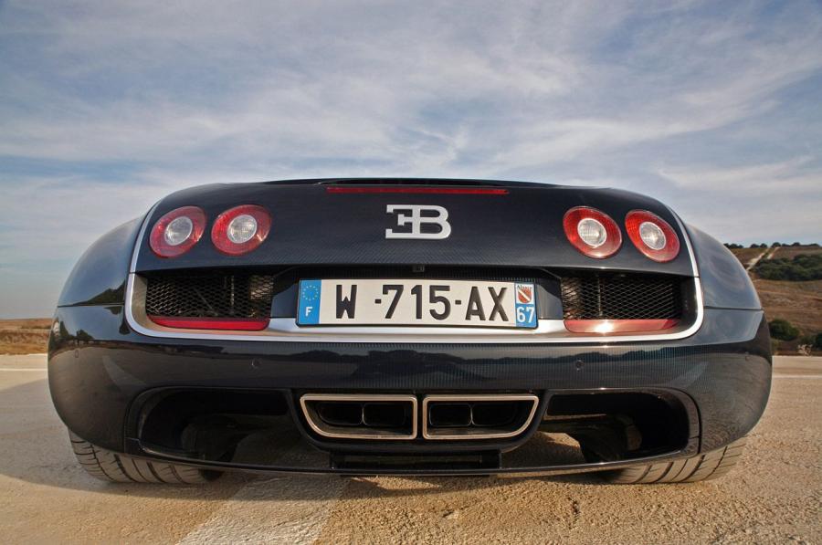  Bugatti Veyron 16.4 Super Sport 2011 года  (фото 2 из 43)
